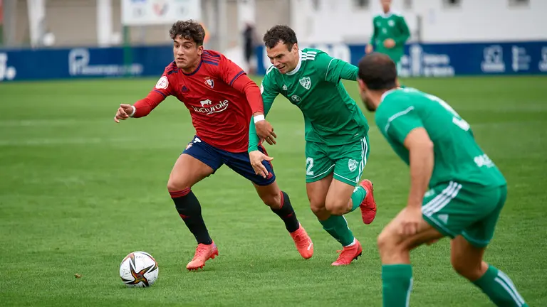 Partido entre Osasuna Promesas y Arenas Getxo disputado en las instalaciones de Tajonar. MIGUEL OS&Eacute;S