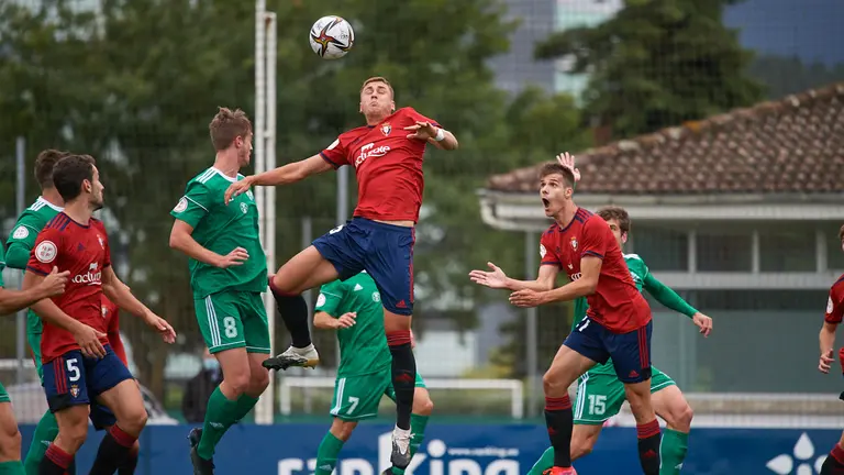 Partido entre Osasuna Promesas y Arenas Getxo disputado en las instalaciones de Tajonar. MIGUEL OSÉS