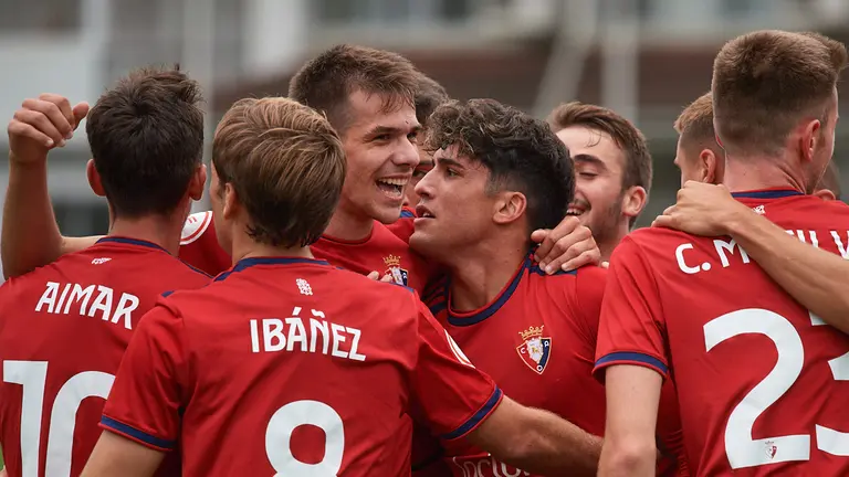 Partido entre Osasuna Promesas y Arenas Getxo disputado en las instalaciones de Tajonar. MIGUEL OSÉS