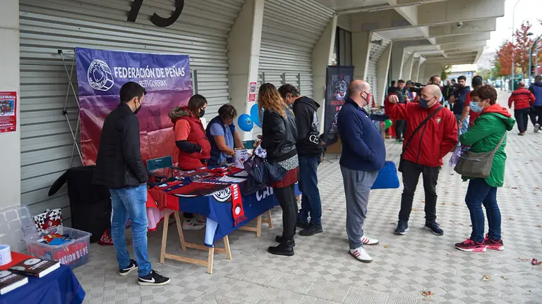 Rastrillo de Osasuna en el exterior del estadio de El Sadar. MIGUEL OSÉS