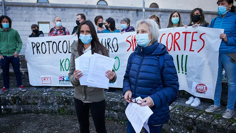 Los sindicatos LAB, Steilas, Afapna, ANPE, CCOO, ELA y UGT entregan al Departamento de Educación un manifiesto contra el cambio del protocolo de organización de centros. PABLO LASAOSA