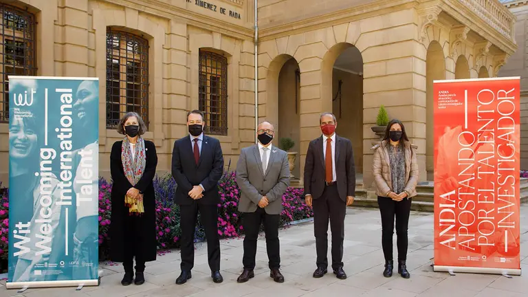 El consejero Cigudosa acompañado por los rectores de la UPNA y de la UN, Ramón Gonzalo y Alfonso Sánchez y por las directoras generales Ana Burusko y Agurtzane Martínez. GOBIERNO DE NAVARRA