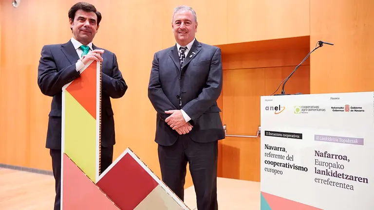 El presidente de la Alianza Cooperativa Internacional, Ariel Guarco (d), y el presidente de la Asociación de Empresas de Economía Social de Navarra, Ignacio Ugalde, durante la clausura este martes en Pamplona del Segundo Encuentro Cooperativo: "Navarra referente del cooperativismo europeo". EFE/Iñaki Porto