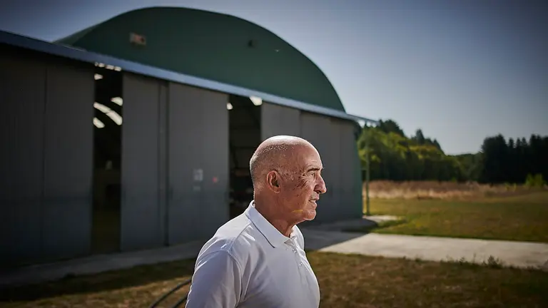 Isidoro, con más de 28.000 horas de vuelo y antiguo piloto de extinción de incendios en Navarra. PABLO LASAOSA