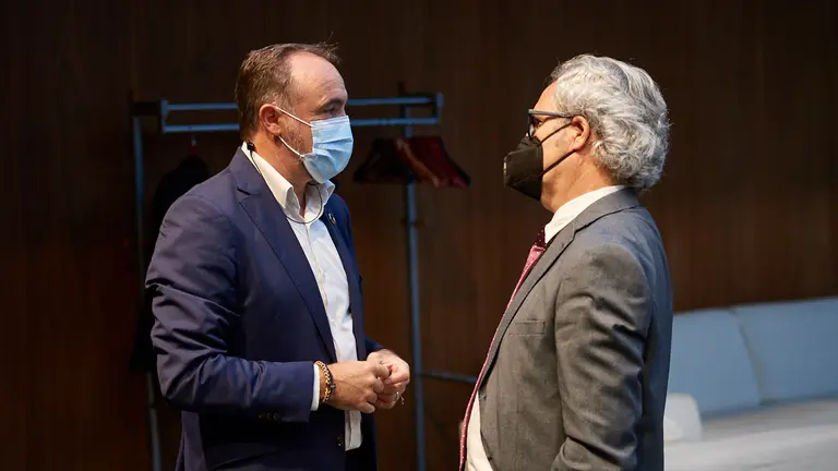 Los miemnbros de Navarra Suma, Javier Esparza y Perez-Nievas, durante el pleno parlamentario. MIGUEL OSÉS