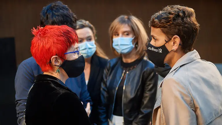 La presidenta del gobierno de Navarra, María Chivite, habla con la consejera de Salud, Santos Indurain, durante el pleno parlamentario. MIGUEL OSÉS