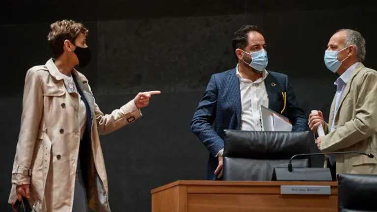 La Presidenta del gobierno de Navarra, María Chivite, señala a Adolfo Araiz, portavoz de Eh bildu, durante el pleno parlamentario de este jueves. MIGUEL OSÉS
