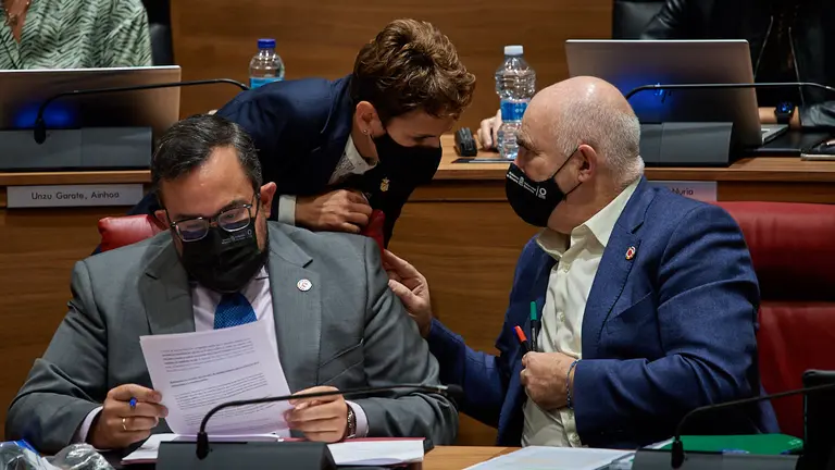 La presidenta del gobierno de Navarra, María Chivite, habla con el consejero Ayerdi, durante el pleno parlamentario. MIGUEL OSÉS