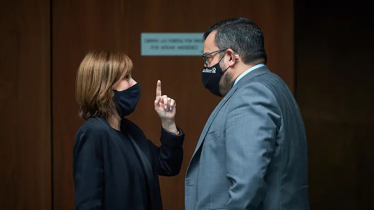 Uxue Barkos, habla con el vicepresidente primero Javier Remirez durante el pleno en el Parlamento. MIGUEL OSÉS