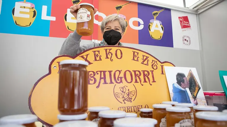 Comienza en Pamplona la feria de la VI Semana de Producto Local con 38 artesanos en la plaza del Castillo. AYUNTAMIENTO DE PAMPLONA