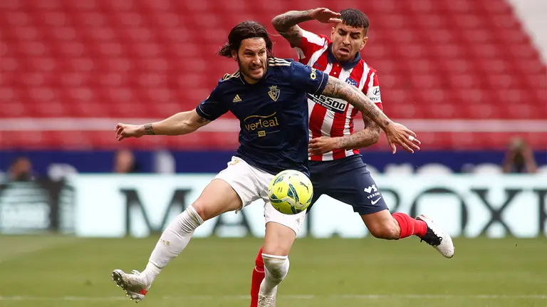 Juan Cruz y Angel Correa en el partido Atlético de Madrid - Osasuna de la temporada 2020-21. Europa Press.