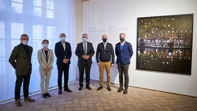 Enrique Maya, el fotógrafo pamplonés Pedro Pegenaute, el presidente de la Delegación Navarra del Colegio de Arquitectos Vasco Navarro (COAVN), Josetxo Vélaz, y el director de Fundación Caja Navarra, Javier Fernández Valdivielso, presentan la muestra '2020 Pamplona en casa', una propuesta sobre arquitectura y confinamiento. PABLO LASAOSA