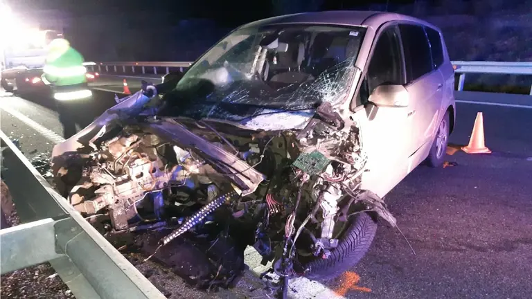Uno de los coches accidentados en la AP-68. BOMBEROS DE NAVARRA