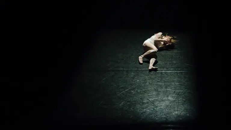 Una persona con dolor tirada en el suelo. ARCHIVO