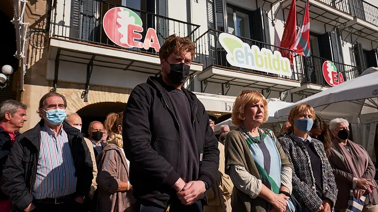 Encuentro de un grupo de afiliados de Eusko Alkartasuna de Pamplona para mostrar su solidaridad con Miren Aranoa (coordinadora de Navarra), Esther Korres (coordinadora de Pamplona) y Maiorga Ramirez (candidato a la Secretaría General de EA) a quienes se les ha abierto expedientes disciplinarios de expulsión. PABLO LASAOSA