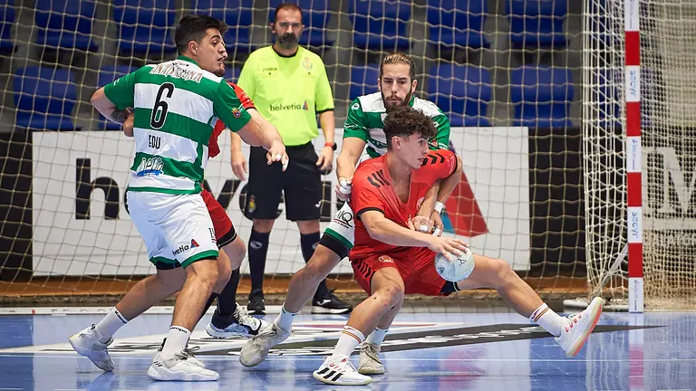 El Helvetia Anaitasuna se enfrenta al Huesca en Pamplona. PABLO LASAOSA