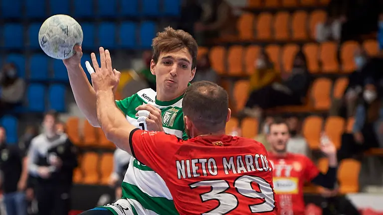 El Helvetia Anaitasuna se enfrenta al Huesca en Pamplona. PABLO LASAOSA