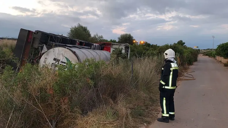 Camión volcado en Cabanes. CPBC