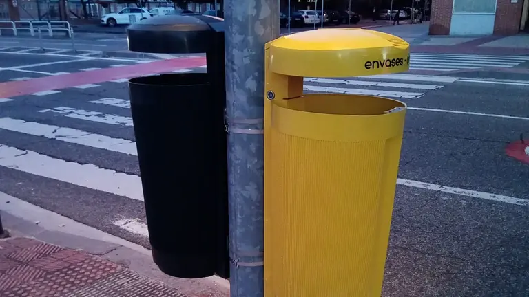 Papeleras de color amarillo para envases instaladas en el barrio de San Jorge. AYUNTAMIENTO DE PAMPLONA