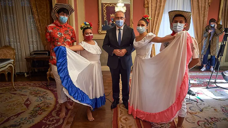 Recepción del Ayuntamiento de Pamplona con motivo del Día de la Hispanidad a la que, además de la Corporación municipal. PABLO LASAOSA