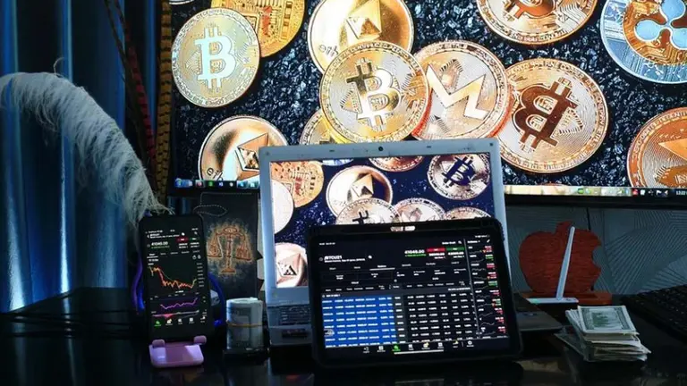 Un analista de criptomonedas con diverso material tecnológico. NAVARRACOM