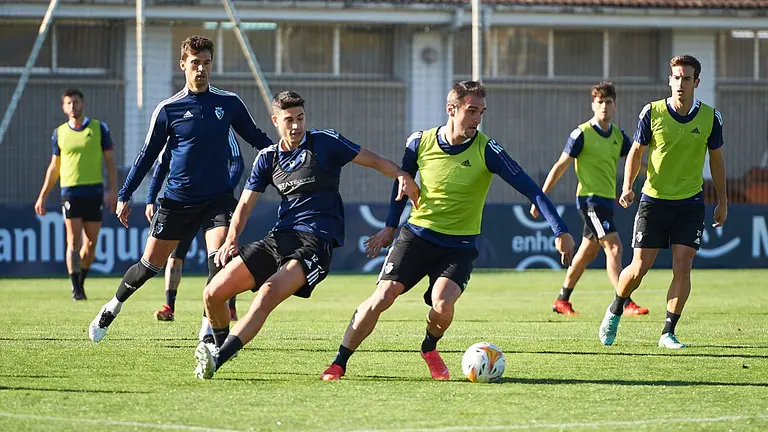 Osasuna se entrena en las instalaciones de Tajonar con afición por primera vez desde que comenzó la crisis del coronavirus. PABLO LASAOSA