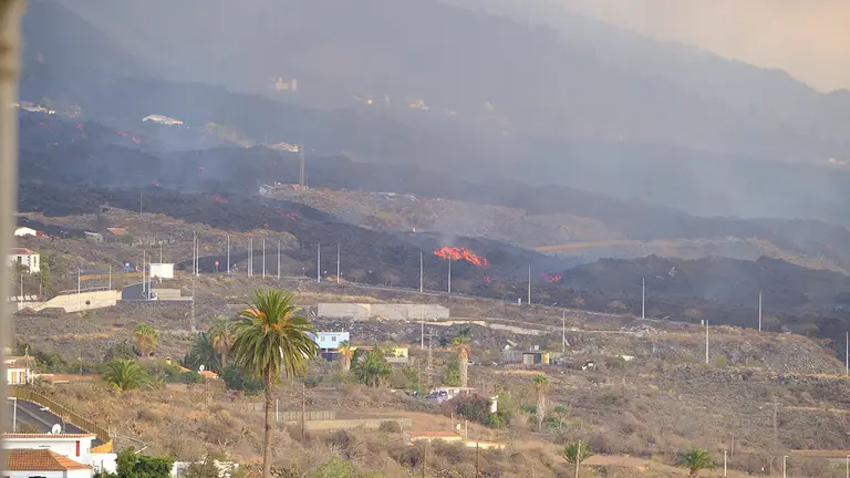 La lava del volcán de Cumbre Vieja llega a una fábrica de cemento, en La Palma. EUROPA PRESS