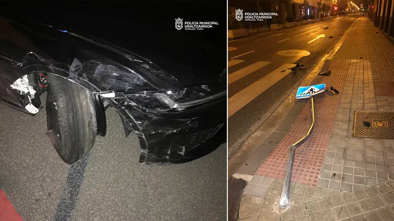 El coche que conducía un hombre borracho y que ha impactado contra un portal y ha derribado una señal. POLICÍA MUNICIPAL