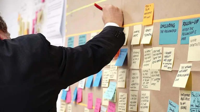 Un trabajador en una oficina. ARCHIVO