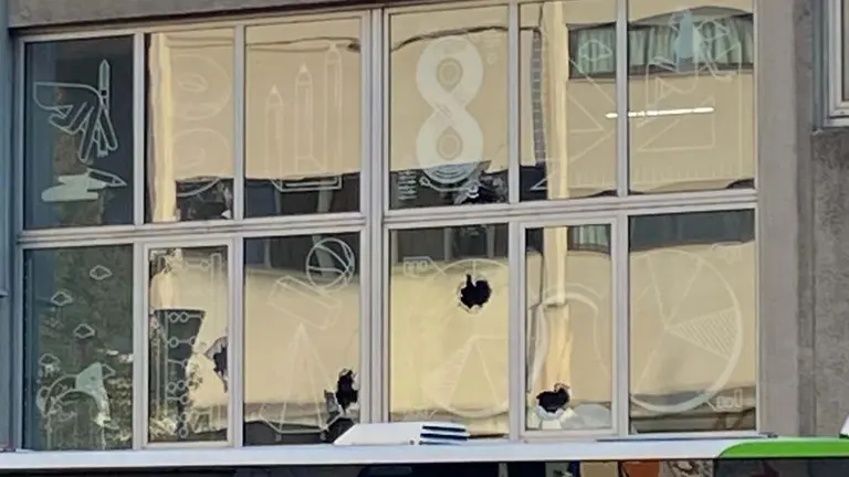 Cristales rotos en la UPV en Leioa (Vizcaya) tras la posible presencia de una persona armada con una escopeta. TWITTER