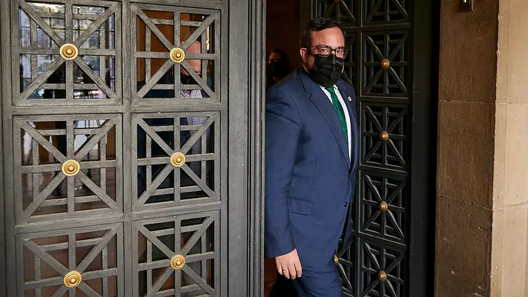 Los consejeros Aierdi y Remírez después de la reunión con Bakartxo Ruiz y Adolfo Araiz de EH Bildu Nafarroa para tratar los presupuestos del próximo año. PABLO LASAOSA