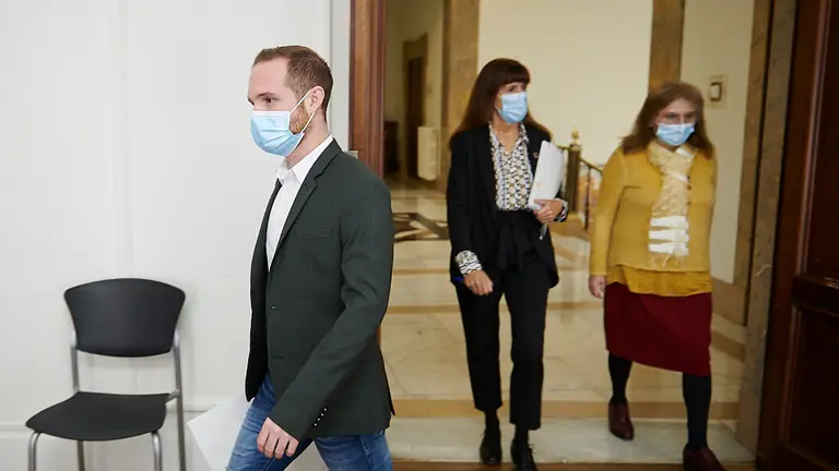 Maite Esporrín y Xabier Sagardoy, del PSN, en rueda de prensa en el Ayuntamiento de Pamplona. PABLO LASAOSA