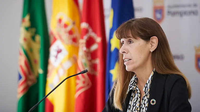 Maite Esporrín y Xabier Sagardoy, del PSN, en rueda de prensa en el Ayuntamiento de Pamplona. PABLO LASAOSA