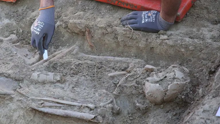 Labores de exhumación en el cementerio de Elcarte. GOBIERNO DE NAVARRA.