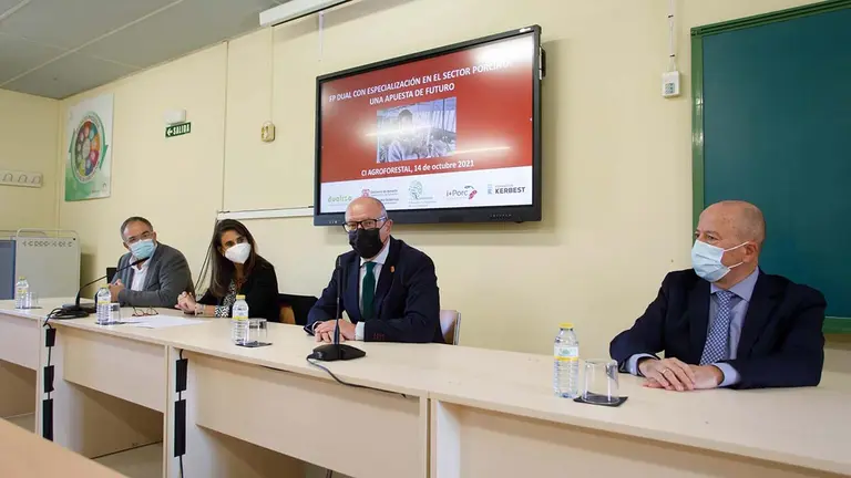 El presidente de la Fundación Kerbest, Alberto Pascual; la directora Territorial Ebro de Caixabank, Isabel Moreno; el consejero de Educación, Carlos Gimeno, y el responsable de formación del Clúster Nacional de Productores de ganado porcino, Jorge Mateo. GOBIERNO DE NAVARRA