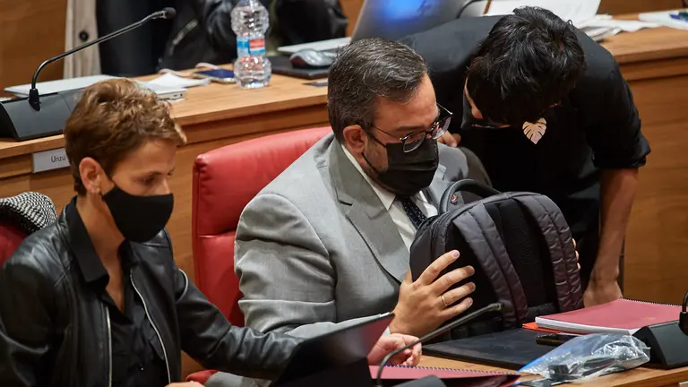 La Consejera de Economía y Hacienda, Elma Saiz, habla con el vicepresidente primero del gobierno, Javier Remirez, durante el pleno en el parlamento. MIGUEL OSÉS