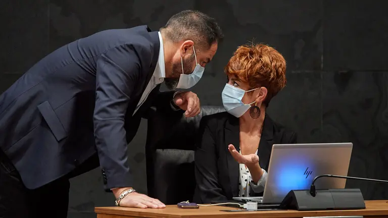 El portavoz del PSN, Ramón Alzorriz, habla con la portavoz de Eh Bildu, Bakartxo Ruiz, durante el pleno en el Parlamento. MIGUEL OSÉS