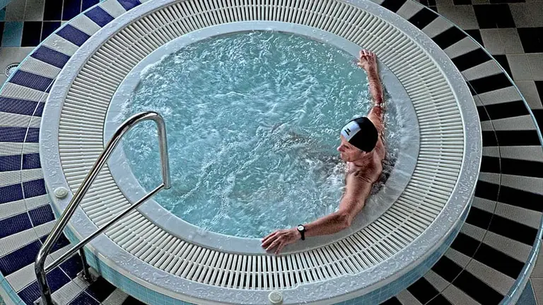 Imagen de un hombre en un jacuzzi. ARCHIVO