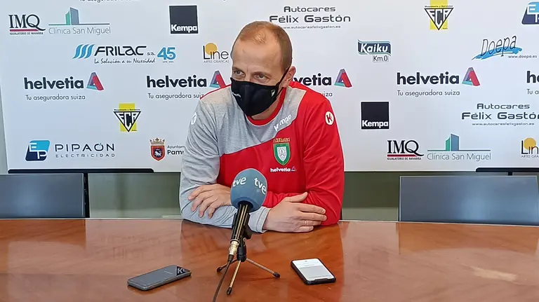 El entrenador del Anaitasuna, Quique Domínguez, en rueda de prensa. Cedida.