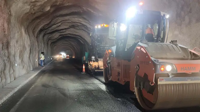 Labores de asfaltado en el túnel de Lizarraga. GOBIERNO DE NAVARRA