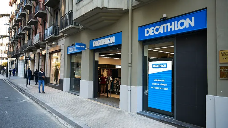 Apertura del nuevo Decathlon en la calle Arrieta de Pamplona. PABLO LASAOSA