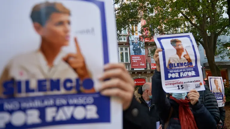 LAB se concentra frente a la sede del PSN para denunciar la política lingüística del Gobierno de Navarra y la marginación que sufre el euskera. MIGUEL OSÉS