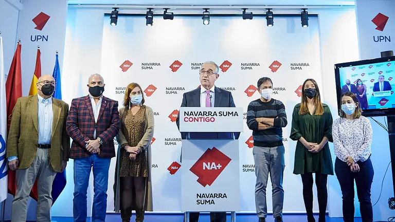 El alcalde de Pamplona, Enrique Maya; la alcaldesa de Egüés, Amaya Larraya; la alcaldesa de Barañáin, María Lecumberri; la alcaldesa de Burlada, Ana Góngora; el alcalde de Berrioplano, Julio Bator; el alcalde de Noáin, Sebastián Marco; y el alcalde de la Cendea de Cizur, Rafael Ansó, valoran el sistema de apertura electrónica de contenedores en la Comarca de Pamplona. PABLO LASAOSA