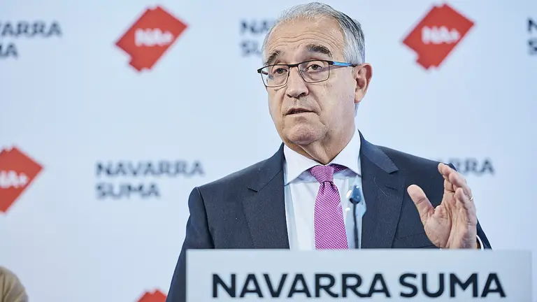 El alcalde de Pamplona, Enrique Maya; la alcaldesa de Egüés, Amaya Larraya; la alcaldesa de Barañáin, María Lecumberri; la alcaldesa de Burlada, Ana Góngora; el alcalde de Berrioplano, Julio Bator; el alcalde de Noáin, Sebastián Marco; y el alcalde de la Cendea de Cizur, Rafael Ansó, valoran el sistema de apertura electrónica de contenedores en la Comarca de Pamplona. PABLO LASAOSA