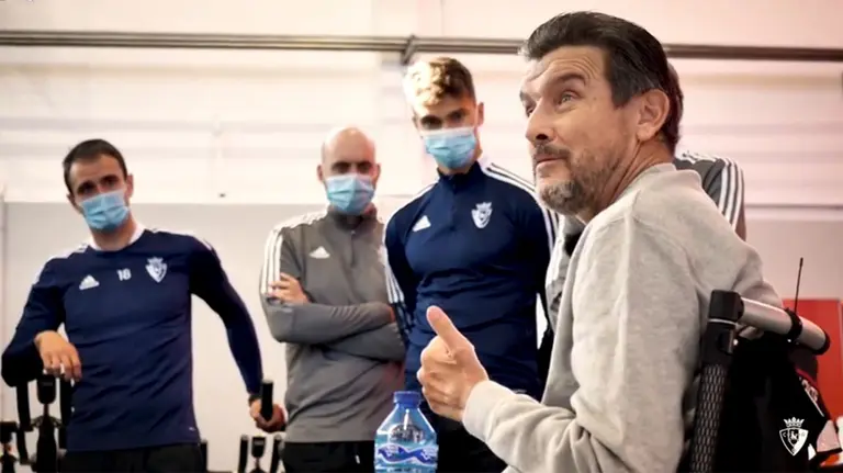 Juan Carlos Unzué hablando con los jugadores de Osasuna en Tajonar. Facebook.