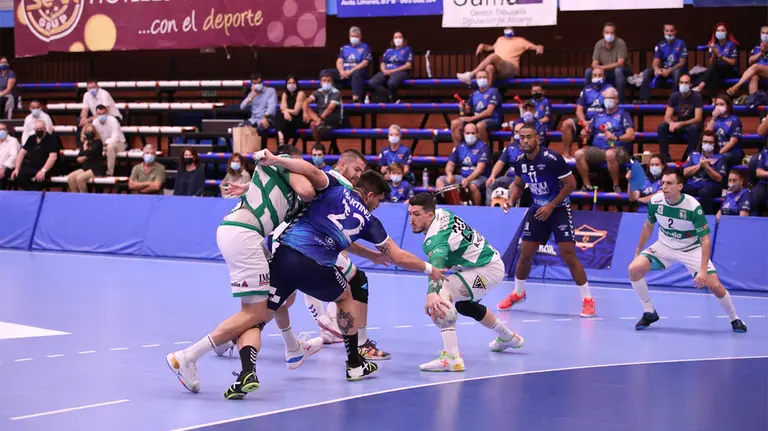 Partido de Liga Asobal Benidorm - Anaitasuna en la pista alicantina. @bmbenidorm.