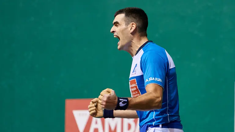 Partido en el frontón Labrit entre Urrutikoetxea y Ezkurdia. MIGUEL OSÉS