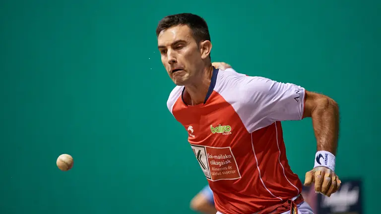 Partido en el frontón Labrti entre Urrutikoetxea - Ezkurdia. MIGUEL OSÉS