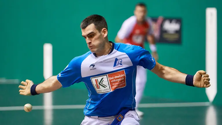 Partido en el frontón Labrti entre Urrutikoetxea - Ezkurdia. MIGUEL OSÉS