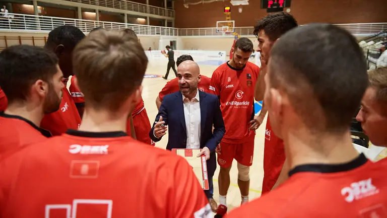 Partido de baloncesto en el Pabell&oacute;n Arrosad&iacute;a jugado entre el Basket Navarra y el Cantabria. MIGUEL OS&Eacute;S